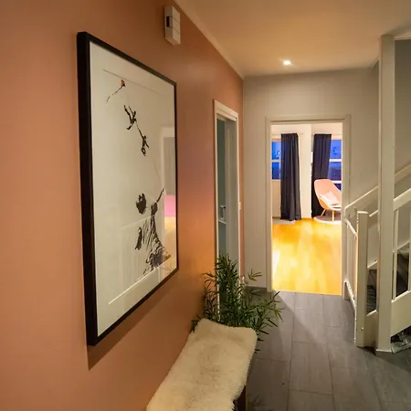 Private 50m2 Guest Floor With Fjord View, Balcony & Private Bath Rum i privatbostad Tromsø