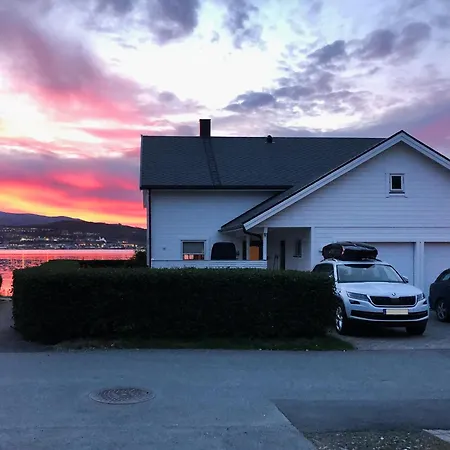 Private 50m2 Guest Floor With Fjord View, Balcony & Private Bath Rum i privatbostad